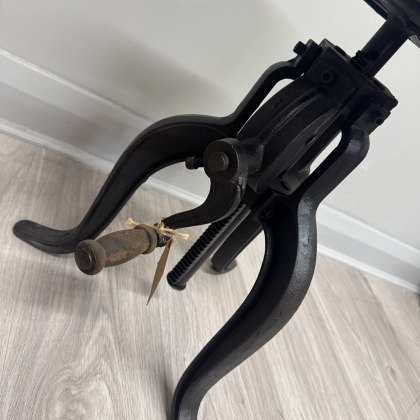 Little Tree Hickory - Adjustable stool with handle Little Tree Hickory - Adjustable stool with handle