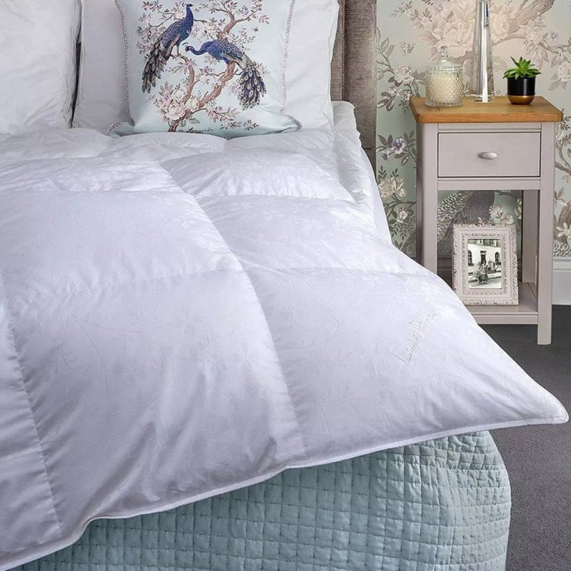 Laura Ashley - Kingsize Superior Goose Feather and Down 13.5 Tog Duvet Laura Ashley - Kingsize Superior Goose Feather and Down 13.5 Tog Duvet